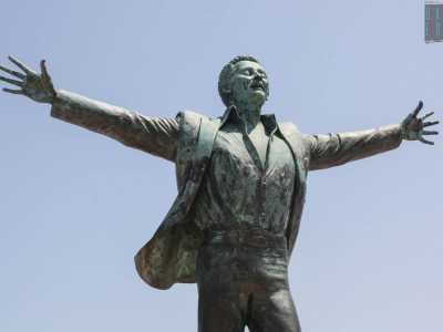 Da qui in poi parte poi il lungomare dedicato a Domenico Modugno, alla fine del quale incontriamo proprio la statua in bronzo che raffigura il cantante nativo di Polignano, realizzata dallo scultore argentino Hermann Mejer nel 2009